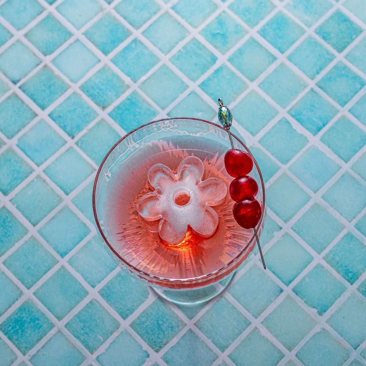 flower ice tray mould creating daisy ice cubes for cocktails, entertaining, parties and gifting.