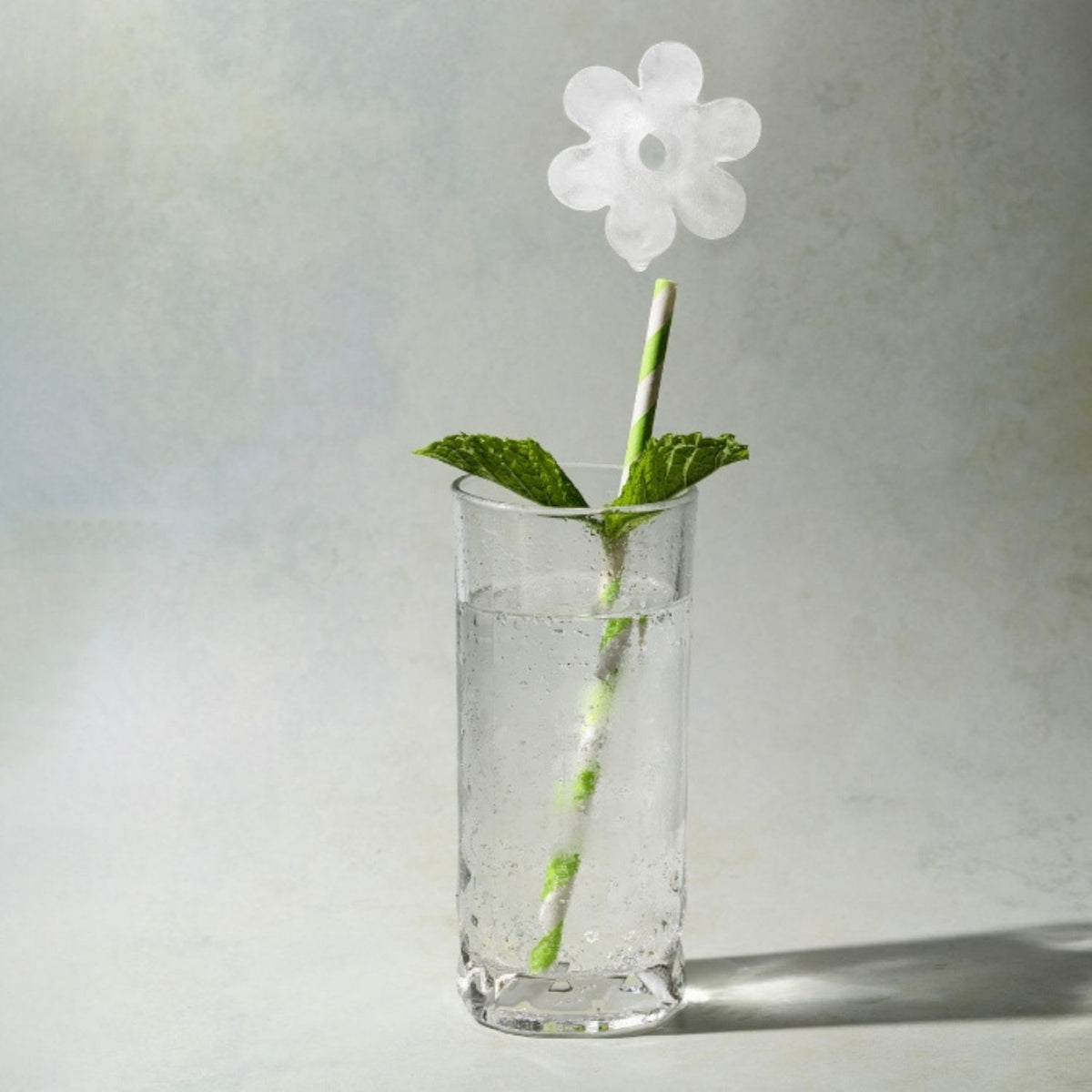 Get creative with the Retro Daisy ice tray. Use for ice, frozen fruit cubes, baking, or DIY crafts. Includes a 5-year guarantee and fits perfectly in standard 65mm glasses.