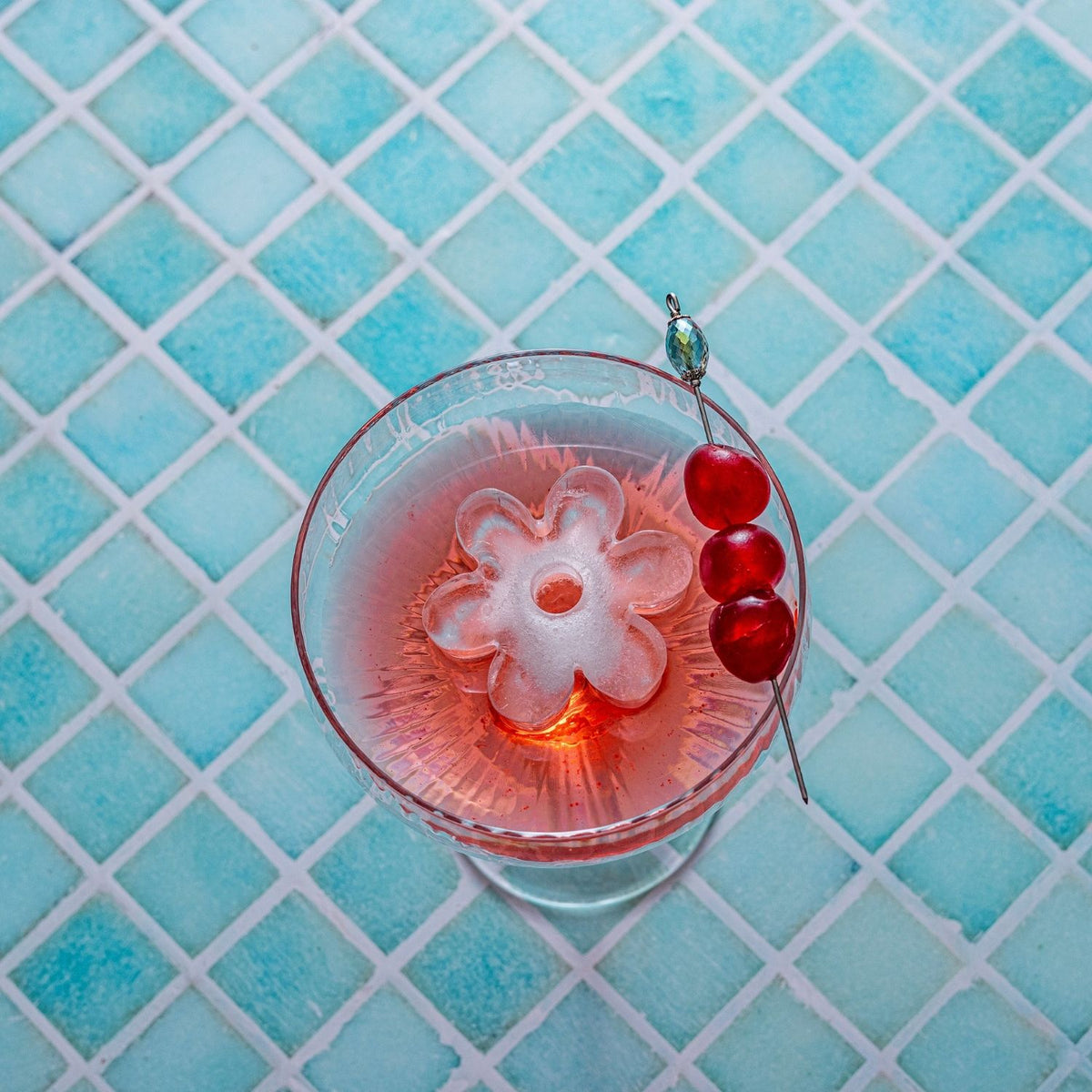 daisy shaped ice cubes in drinks and cocktails for a luxury look.