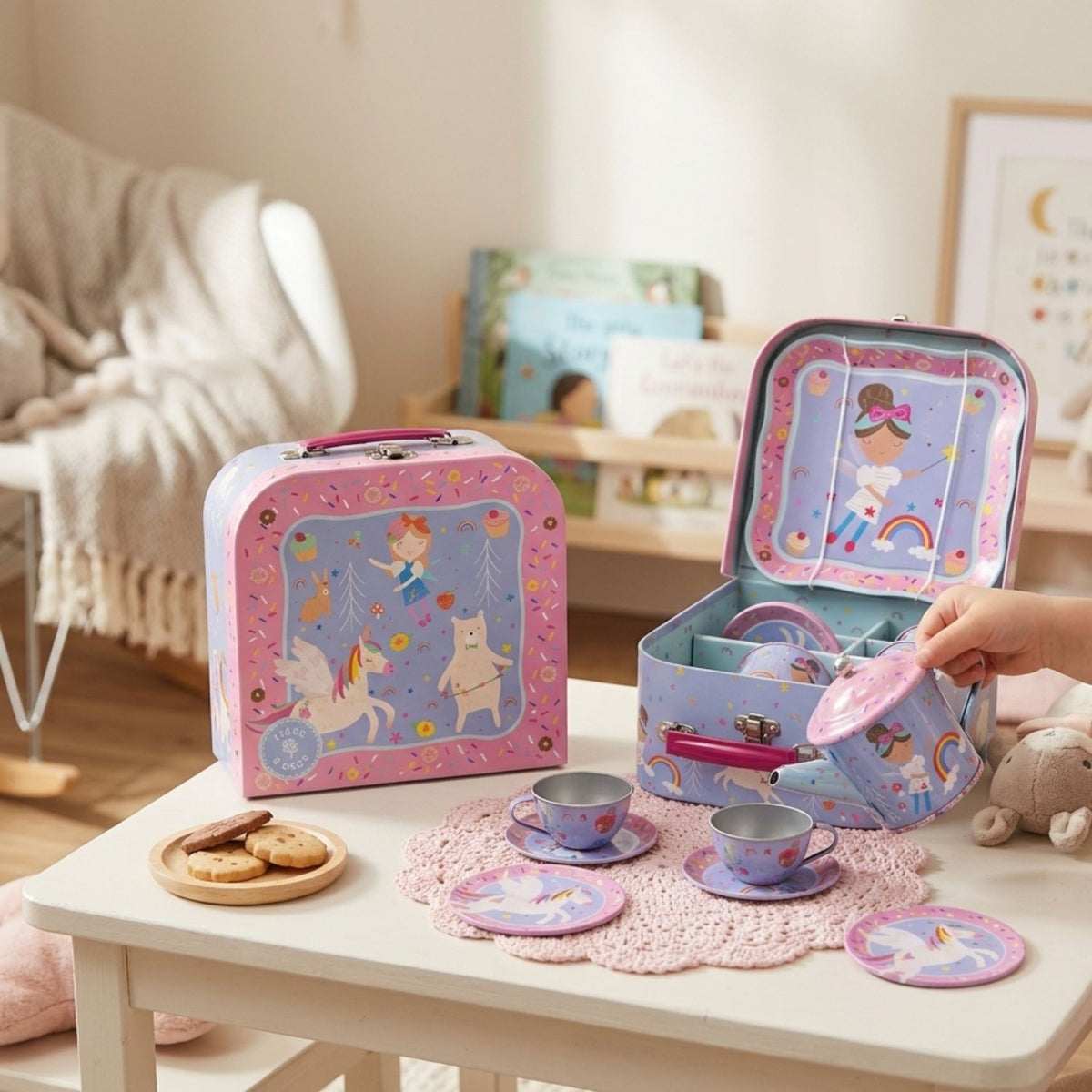 Take the magic on the go! This portable pretend tea set comes in a compact carry case (17 x 17.5 cm) with a sturdy handle. Ideal for garden picnics, playdates, and travel.