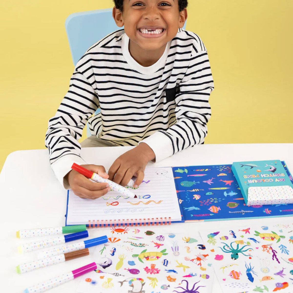 The ultimate travel companion! This ring-bound activity pad features doodle pages, colouring, writing prompts, and stickers. The elastic closure keeps everything tidy for road trips and flights.
