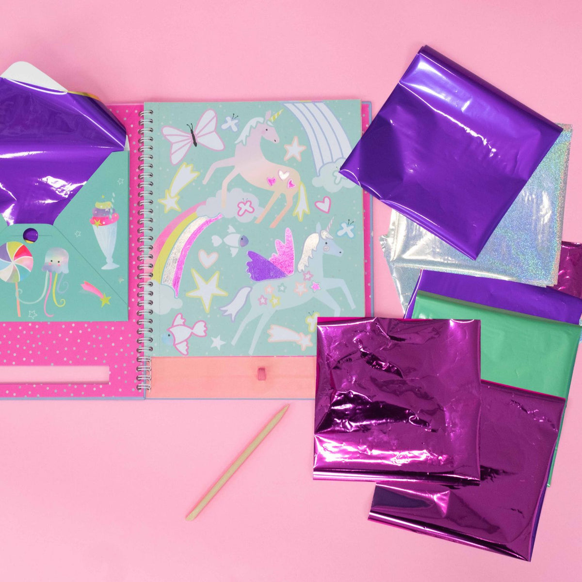 The perfect gift for unicorn lovers! This kids' foiling set develops fine motor skills through a satisfying peel-and-rub process. Includes 20 colourful foil sheets and a wooden stylus.